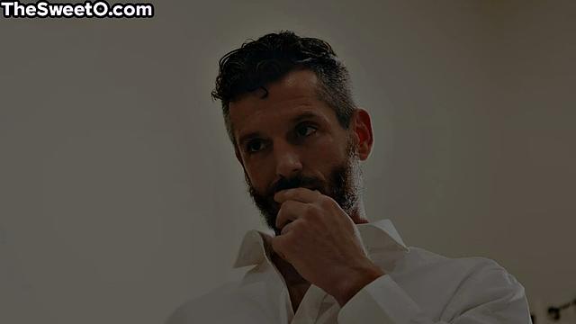 Латиноамериканка с маленькой грудью получает глубокий вагинальный секс от парня после прелюдии.