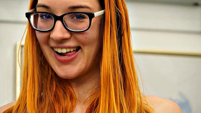 Opal Essex не сдерживает себя - рыжая, заросшая и страстная