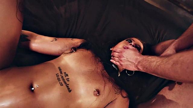 страстный кунилингус на жопе, потом жестко трахает любовник