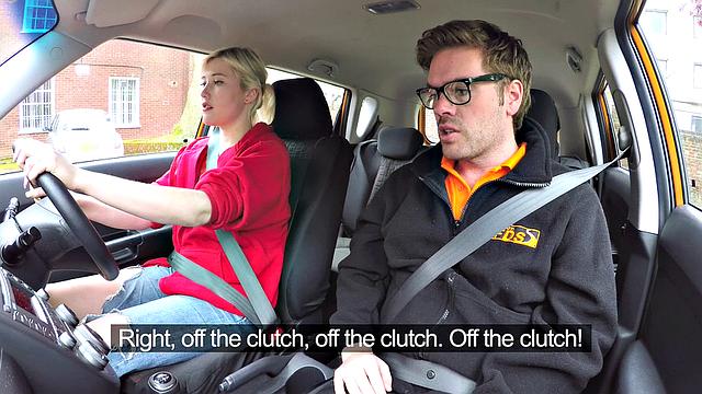 страстная блондинка в очках скачет на члене в авто и требует жёстче