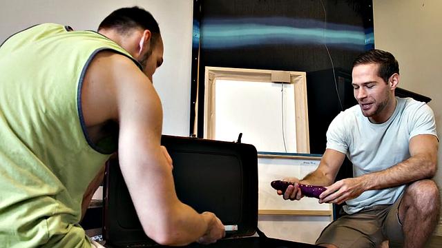 подкачанный пассив сосёт член сводного брата и жадно скачет ради густой кончи