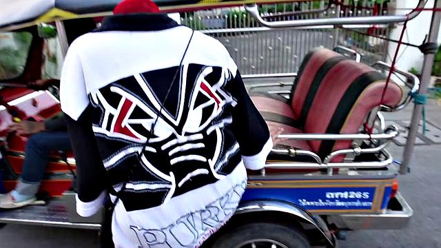 soda thai трахается по жёсткому в тук-туке