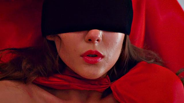 Blonde Czech babe Haze Me gets her pussy trimmed & dildoed in hot 69 action