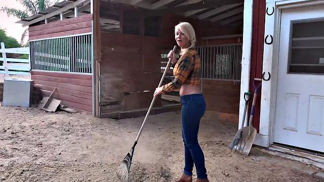 Одинокая милфа Лондон наслаждается горячим масляным массажем