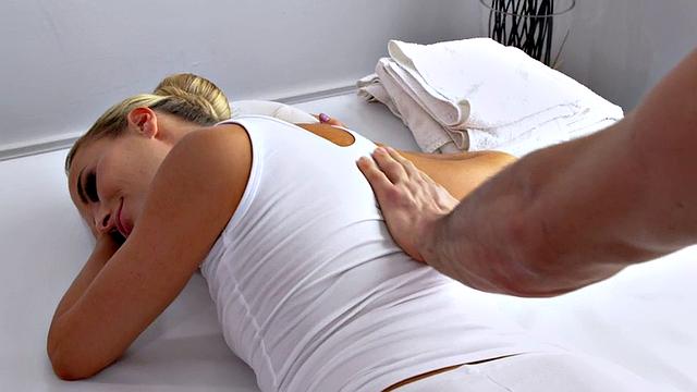 Massaging beauty gets pussybanged in her tight muff