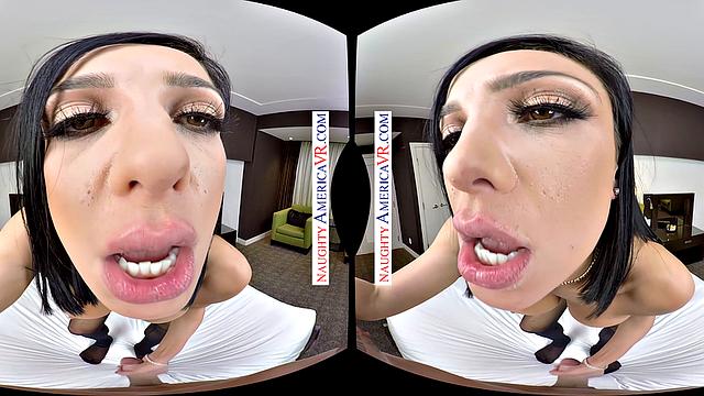 Зрелая развратница Одри соблазняет и сосёт, пока муж не видит.