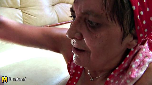 волосатая милфа устроила мастер-класс для неопытной