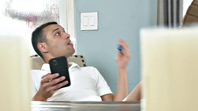 опытная Lolly Dames кайфует с большим членом знакомого