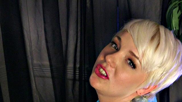 мисси дрочит и засовывает пальцы в жопу