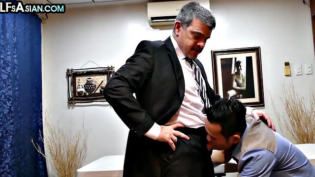 Skinny office Asian twink fucked by DILF in anal