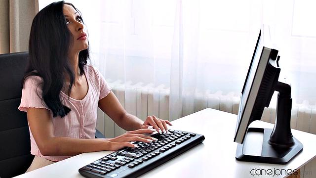 шумный сосед трахает стройную брюнетку с тату и кончает внутрь