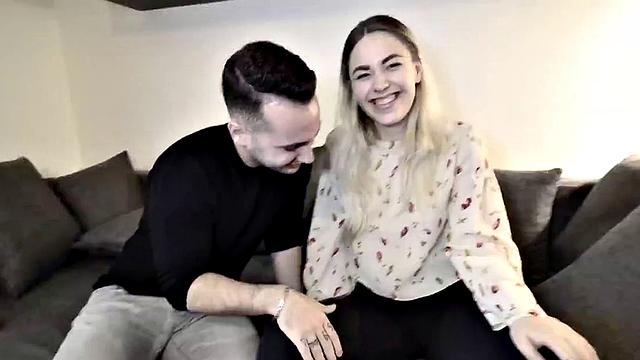 отвязная блондинка дерзко берет в рот и ебетcя с двумя мужиками