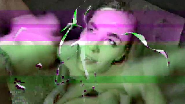 отвязная блондинка дерзко берет в рот и ебетcя с двумя мужиками