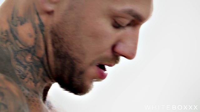 Посмотри, как начальник превращает подчинённую в покорную шлюху на кожаном поводке