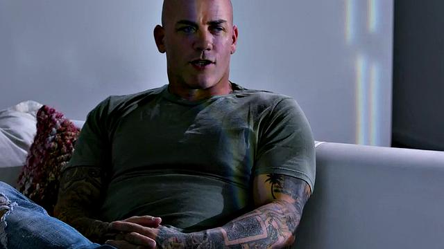 Step uncle dominates blonde with his big ass on couch & makes her face cum