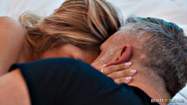 скользкая сучка трахается на супружеской кровати и ловит сперму на лицо