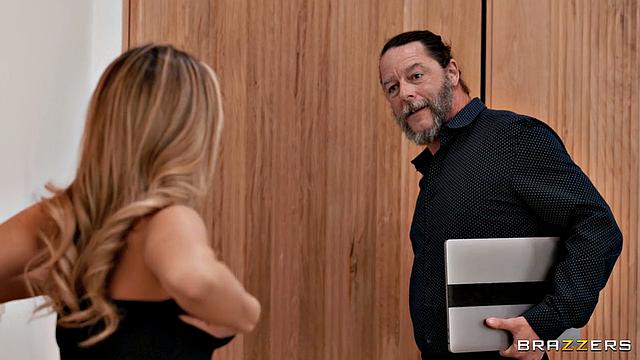 скользкая сучка трахается на супружеской кровати и ловит сперму на лицо