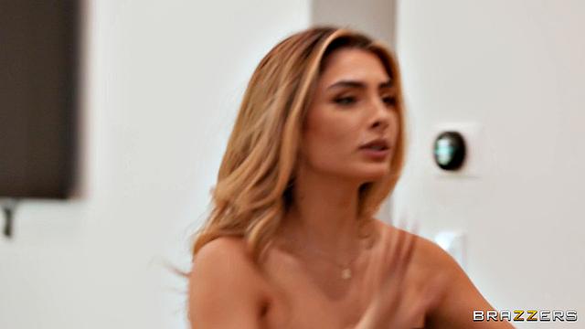 скользкая сучка трахается на супружеской кровати и ловит сперму на лицо