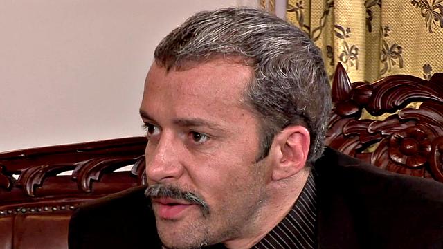 зрелая трахается с двумя мужиками в офисе