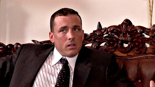 зрелая трахается с двумя мужиками в офисе