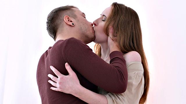 эмма даёт парню в жопу и киску