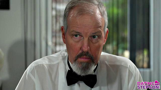 горячая милая с упругой жопой катается на члене пасынка и получает мощный кремпай