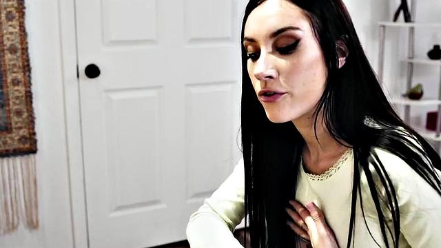 Massaging 19yo dyke scissors BFF lesbian b4 pussylicking