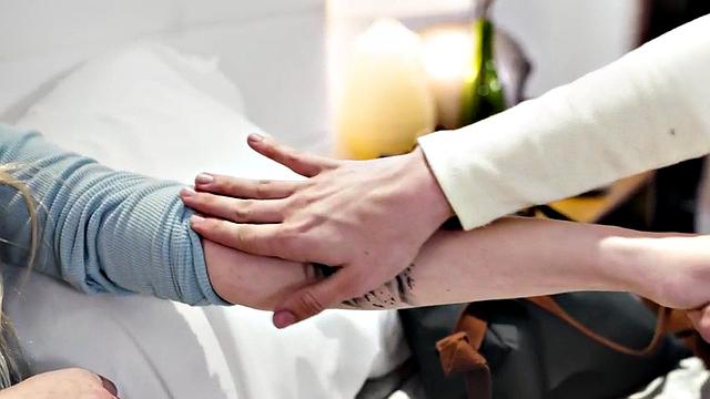 Massaging 19yo dyke scissors BFF lesbian b4 pussylicking