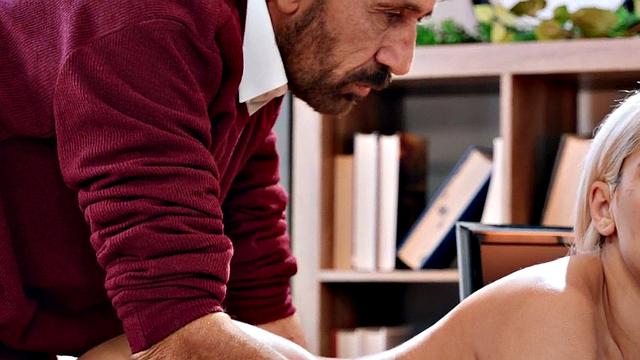 Secretary bae enjoys fucking with boss in wet pussy hole