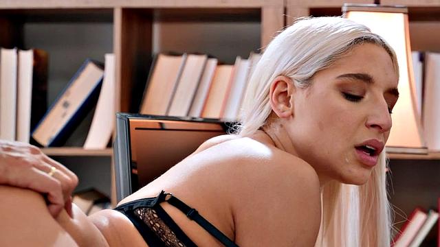 Secretary bae enjoys fucking with boss in wet pussy hole