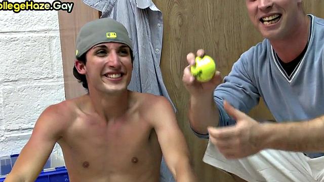 мачо в братстве жестко подчиняет анальный тройничок