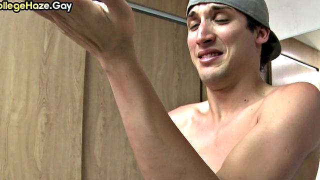 мачо в братстве жестко подчиняет анальный тройничок