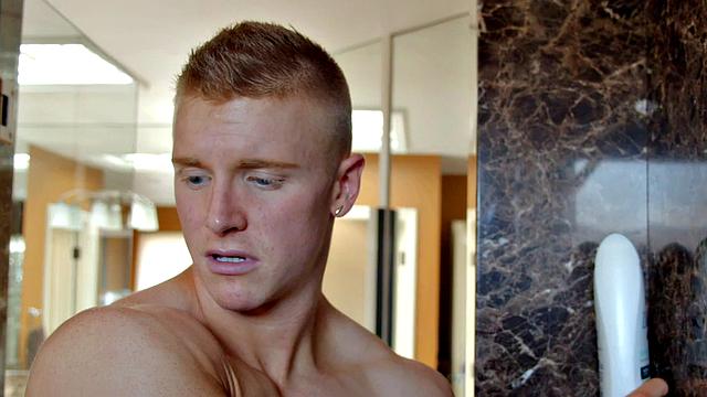 смотри как качок вылизывает жопу и трахается с приемным братом