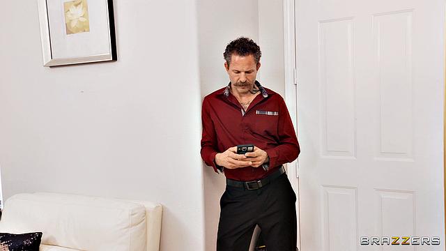 энергичная абби в очках устраивает новый год прямо в кровати