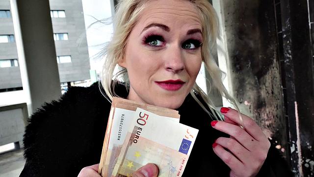 Italian Beauty Loves Public Sex