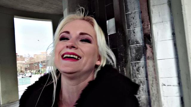 Italian Beauty Loves Public Sex