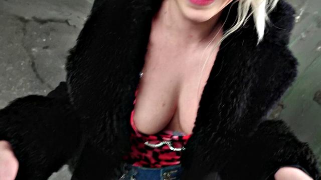 Italian Beauty Loves Public Sex