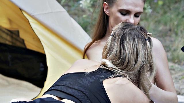 две подруги заводятся на улице под клубами дыма