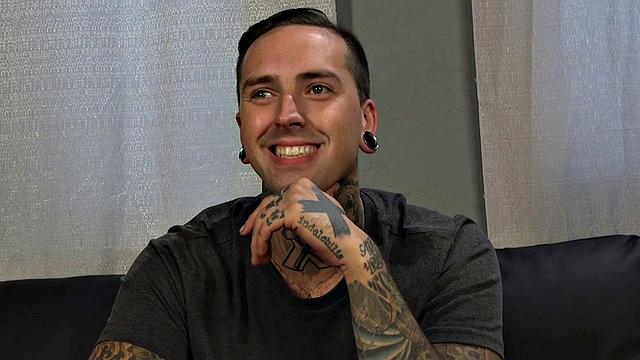 жесткая милфа в коже приказывает рабыне вылизать киску после кастинга