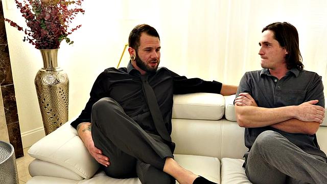 мускулистый жеребец жёстко дерёт жопу реального гетеро