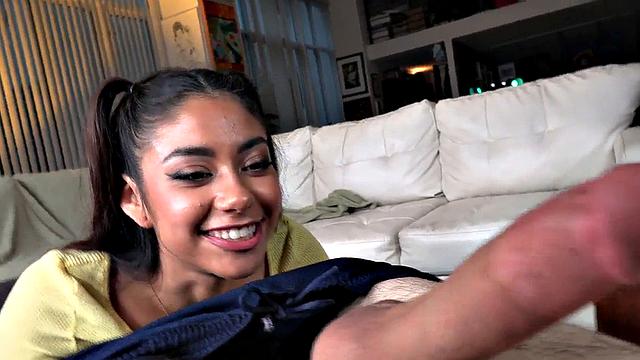 малышка-латиночка в хвостиках чистит трубу в pov, шутит как надо