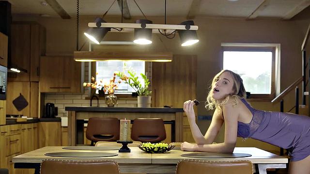 стройная блондинка томно ласкает себя пальцами прямо на кухонном столе