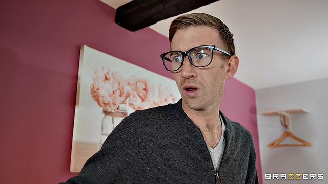 Рыжая Kiara Lord фантазирует о сексе с репетитором и сразу берёт в рот его член во время занятий в колледже.