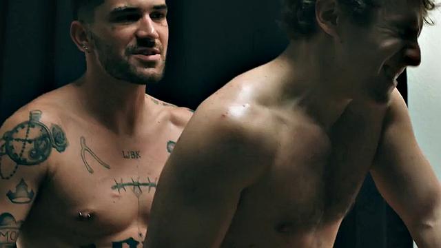 татуированный парень трахается с отчимом и коллегой без резинки