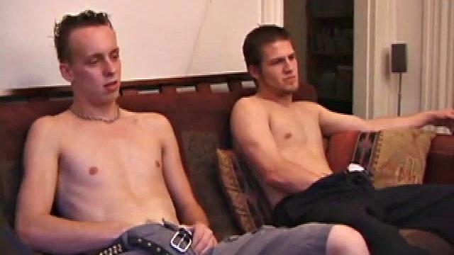 Два скейтера стебут порно, а потом дают друг другу пососать