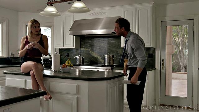 Отчим жестко трахает взрослую падчерицу после ссоры в душе