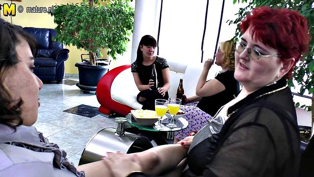 зрелые лесбиянки устраивают мокрую оргию на вечеринке