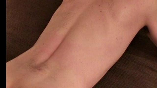 Брэндон дрочит по-мужски и выстреливает густо