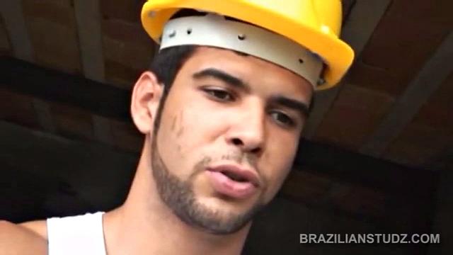 мощные латинские рабочие жестко трахают друг друга на стройке