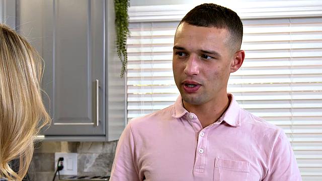 милфа Куинн Уотерс лечит разбитое сердце грудью и попой в лицо